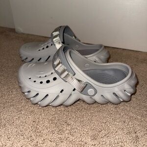 Women’s light grey Echo Croc, size 6.